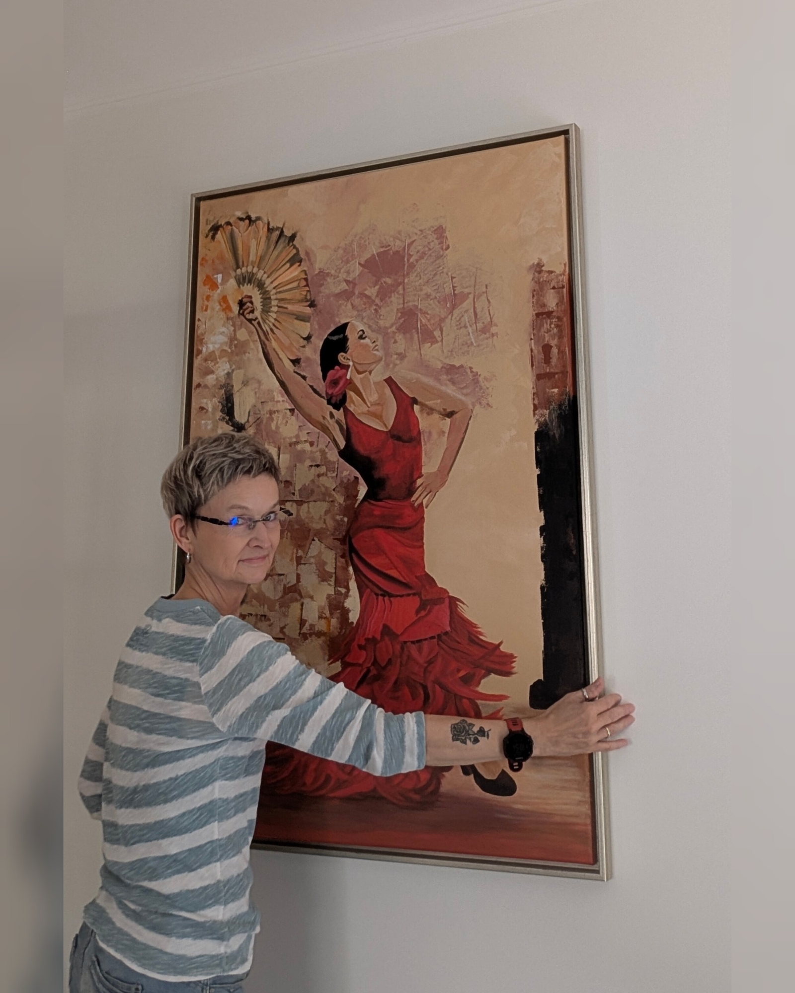 Künstlerin Smillya Dartsch neben dem handgemalten Acrylgemälde Flamenco Tänzerin im Format 84 × 124 cm mit Schattenfugenrahmen.